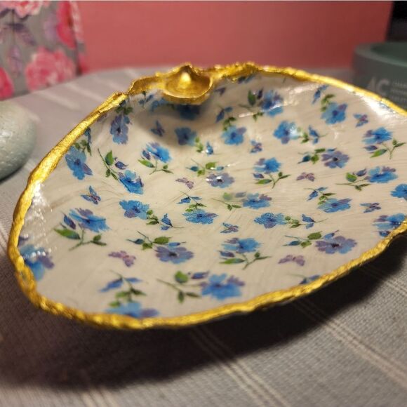 DECOUPAGE CLAM SHELL DECOUPAGE BLUE FLOWERS AND BUTTERFLIES 🦋 ON A CLAM SHELL - Picture 5 of 7